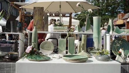 Töpfermarkt.JPG Keramikvasen und Schalen auf Marktstand in der Fußgängerzone von Leer