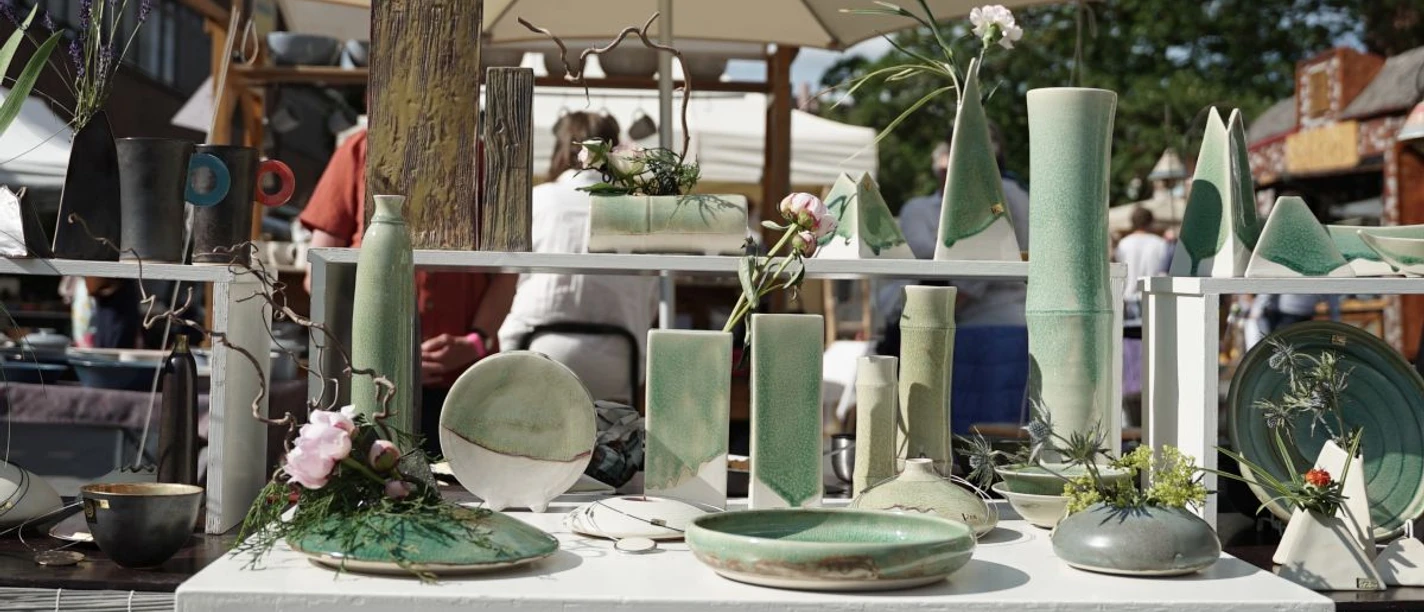 Töpfermarkt.JPG Keramikvasen und Schalen auf Marktstand in der Fußgängerzone von Leer
