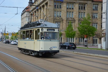 Historische Straßenbahn - Straßenbahnmuseum Leipzig Eine weiße historische Straßenbahn fährt über den Tröndlinring Leipzig