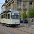Historische Straßenbahn - Straßenbahnmuseum Leipzig Eine weiße historische Straßenbahn fährt über den Tröndlinring Leipzig