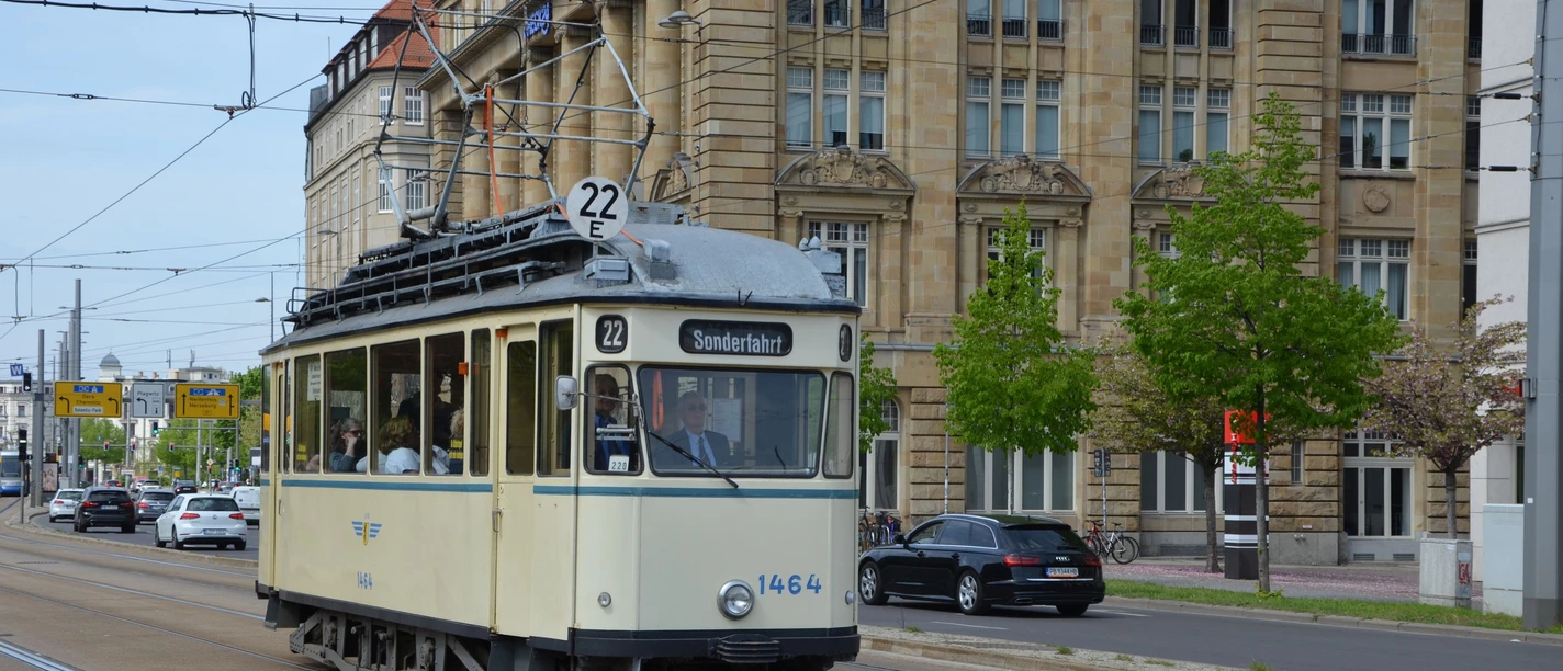 Historische Straßenbahn - Straßenbahnmuseum Leipzig Eine weiße historische Straßenbahn fährt über den Tröndlinring Leipzig