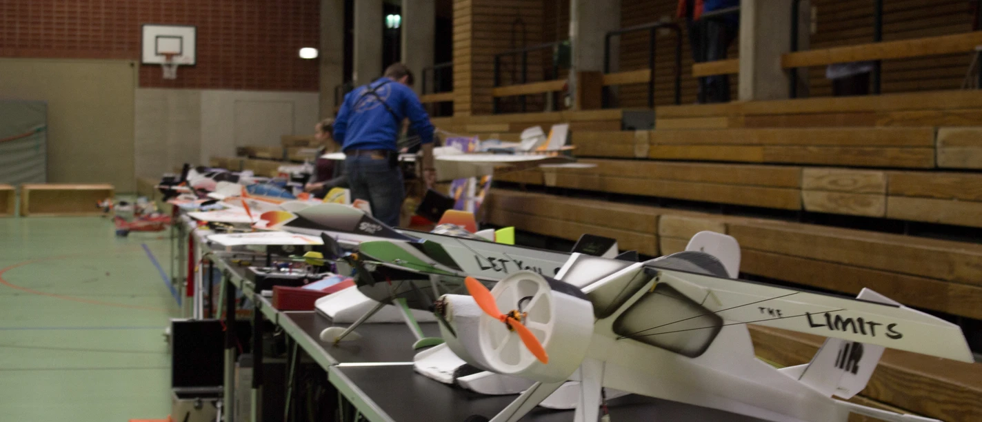 Modellflugzeuge_Sporthalle_c_SBiere_Modellbauclub.jpg