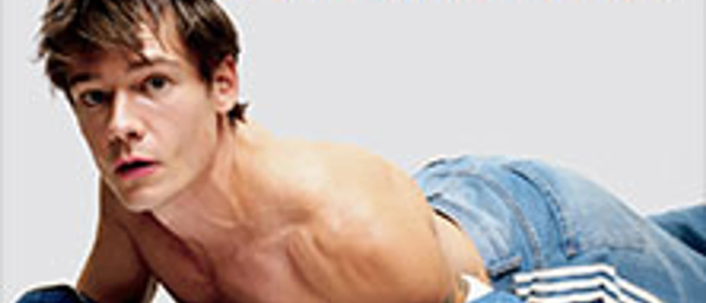 Poster mit einem jungen Mann halb in Jeans liegend und dem Schriftzug zur Comedy-Tour