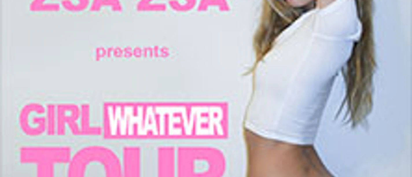 Frau in seitlicher Pose neben pinkem Schriftzug zur Girl Whatever Tour