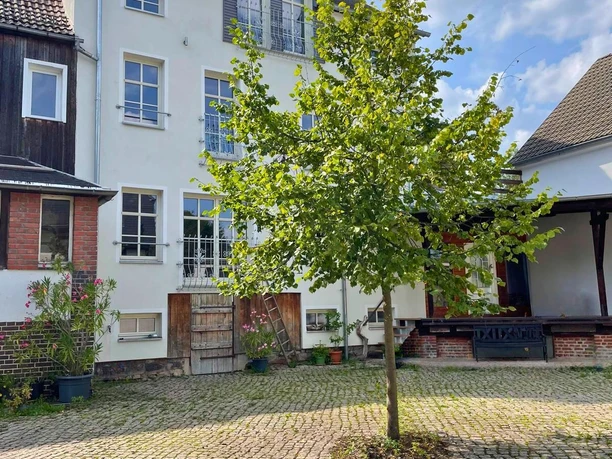 Innenhof in Richtung Fewos bearbeitet