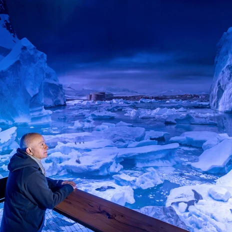 Künstler Yadegar Asisi betrachtet das Panorama der Ausstellung ANTARKTIS im Panometer Leipzig – präsentiert vom Leipzig Convention BureauArtist Yadegar Asisi looking at the panorama of the ANTARCTICA exhibition at Panometer Leipzig – presented by Leipzig Convention Bureau