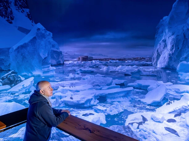 Künstler Yadegar Asisi betrachtet das Panorama der Ausstellung ANTARKTIS im Panometer Leipzig – präsentiert vom Leipzig Convention Bureau