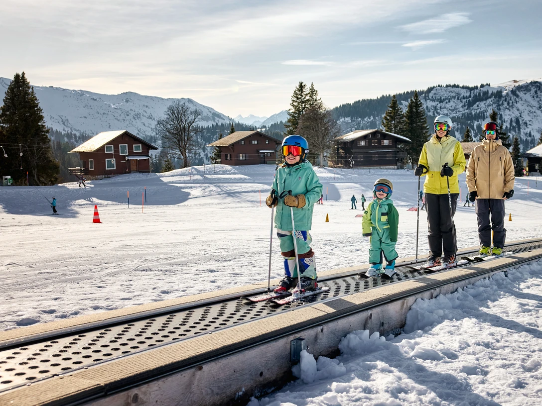 Zauberteppich-Klewenalp (4).jpg Eine Familie auf dem Zauberteppich auf der Klewenalp.