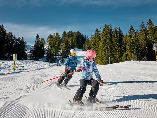 Skifahren-Kinder-Stockhütte.jpg Zwei Kinder am Skifahren auf der Stockhütte.