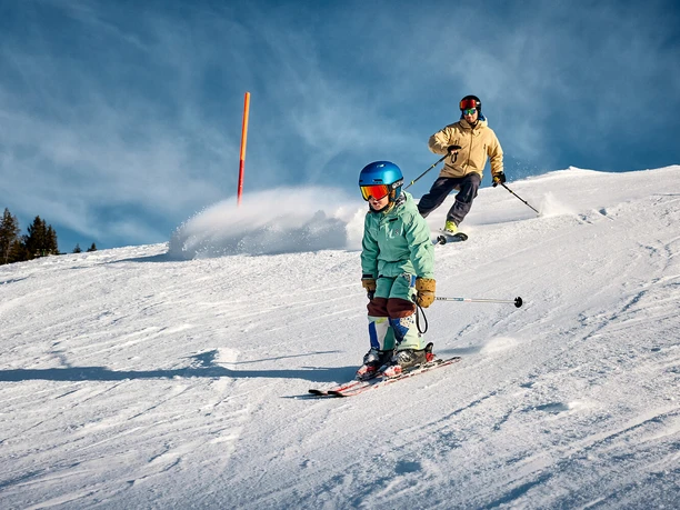 Skifahren-Klewenalp-Vater-Sohn.jpg Ein Junge mit seinem Vater am Skifahren auf der Klewenalp.