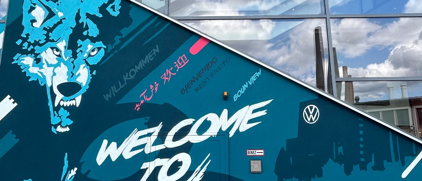 Wandbild gegenüber des Wolfsburger Hauptbahnhofs