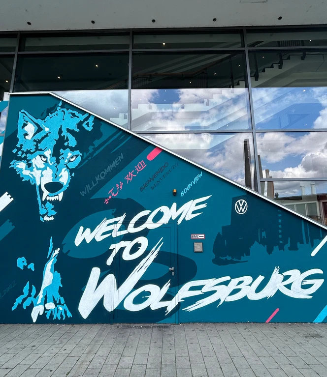 Wandbild gegenüber des Wolfsburger Hauptbahnhofs