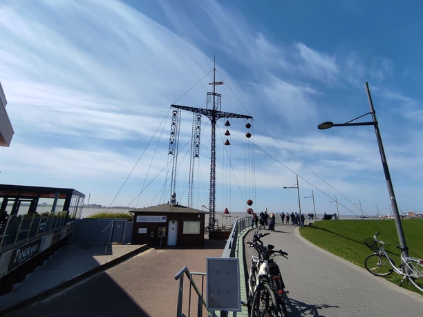 141603 (c) Tanja Albert_Erlebnis Bremerhaven.jpg Wasserstandsanzeiger mit Bällen und Kegeln am Mast am Weserdeich in Bremerhaven