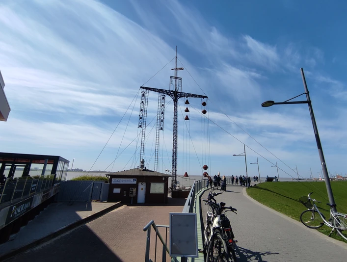141603 (c) Tanja Albert_Erlebnis Bremerhaven.jpg Wasserstandsanzeiger mit Bällen und Kegeln am Mast am Weserdeich in Bremerhaven