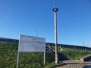 20210126_130520 (c) Jasmin Emilia Meyer_Erlebnis Bremerhaven_WEB.jpg Sturmflutpfahl am Weserdeich in Bremerhaven