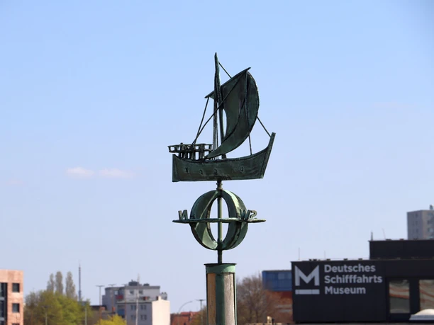 IMG_2419 (c) Tanja Mehl_Erlebnis Bremerhaven_WEB.jpg Kogge und Weltkugel mit Himmelrichtungen auf dem Sturmflutpfahl des Deutschen Schifffahrtsmuseums