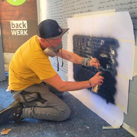 KAYMAN bei der Arbeit an seinem Wandbild