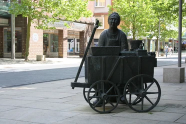 Fußgängerzone Bronze (c) Jens Wöhlken_Erlebnis Bremerhaven_WEB.jpg Skulptur Granatfrau Meta Matschuk in der Fußgängerzone Bremerhaven