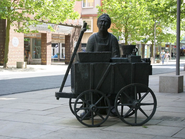 Fußgängerzone Bronze (c) Jens Wöhlken_Erlebnis Bremerhaven_WEB.jpg Skulptur Granatfrau Meta Matschuk in der Fußgängerzone Bremerhaven