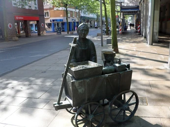 IMG_6561 (c) Taurean Reddeck_Erlebnis Bremerhaven_CC BY MIT NENNUNG DES COPYRIGHTS_WEB.jpg Skulptur der Granatfrau Meta Matschuk in Bremerhaven