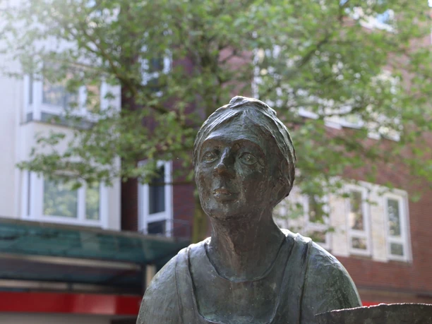 IMG_6563 (c) Taurean Reddeck_Erlebnis Bremerhaven_CC BY MIT NENNUNG DES COPYRIGHTS_WEB.jpg Kopf der Skulptur der Granatfrau Meta Matschuk