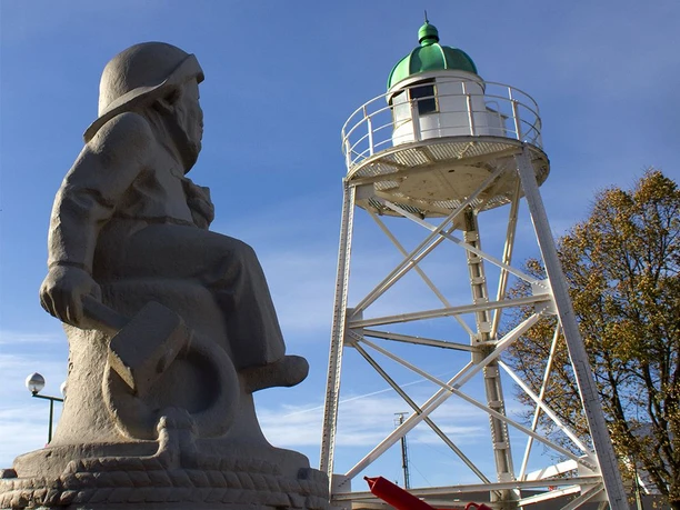 Klabautermann (c) Nicole Gelhaus_Erlebnis Bremerhaven_1000 x 750_WEB.jpg Klabautermannbrunnen mit Leuchtturm im Hintergrund