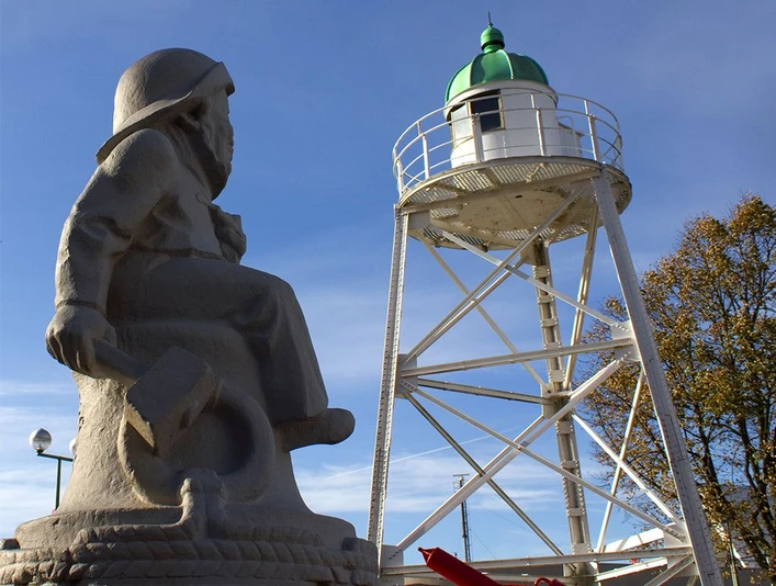 Klabautermann (c) Nicole Gelhaus_Erlebnis Bremerhaven_1000 x 750_WEB.jpg Klabautermannbrunnen mit Leuchtturm im Hintergrund