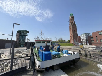 IMG_7878 (c) Mailin Knoke_Erlebnis Bremerhaven_WEB.jpg Arbeitsschiff in der Schleuse Neuer Hafen mit dem Simon Loschen-Leuchtturm im Hintergrund