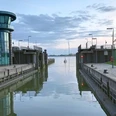 210729 (c) Andrea Schuchardt_Erlebnis Bremerhaven_WEB.jpg Blick durch die offene Schleuse Neuer Hafen hinaus auf die Weser, von wo ein Segelboot einläuft