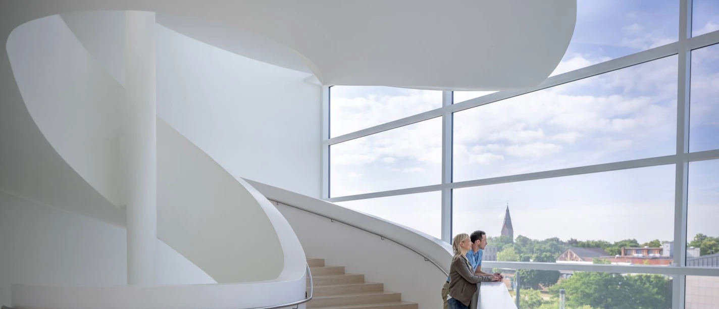 Der Klassiker Zwei Personen auf moderner Wendeltreppe mit Blick über Gütersloh