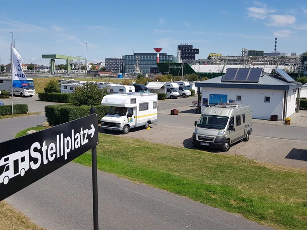 Reisemobil-Parkplatz Doppelschleuse Bremerhaven 20190719_135046 (c) Frank Sleine_Erlebnis Bremerhaven_WEB.jpg Blick über den Reisemobil-Stellplatz auf die Doppelschleuse und das AWI Alfred-Wegener-Institut in Bremerhaven