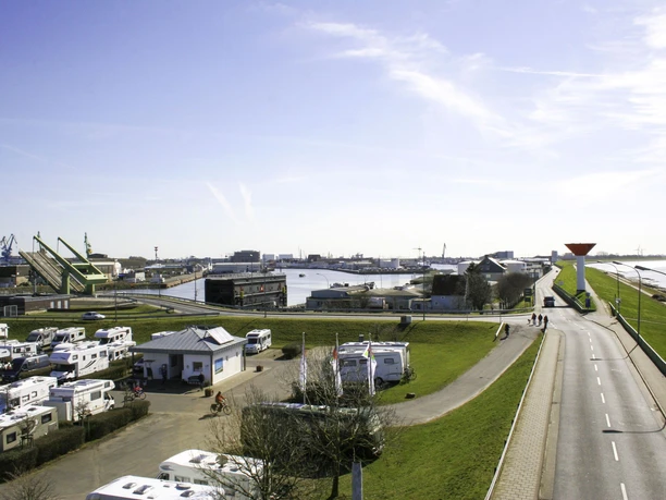 Reisemobil-Parkplatz Doppelschleuse Bremerhaven IMG_9114 (c) Mailin Knoke_Erlebnis Bremerhaven_bearb_WEB.jpg Blick über den Reisemobil-Parkplatz auf die Doppelschleuse