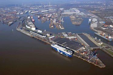 150columbuskaje3 (c) Wolfhard Scheer_Erlebnis Bremerhaven_WEB.jpg Luftaufnahme Weser, Kreuzfahrtterminal, Kaiserschleuse, Nordschleuse, Überseehäfen, Bremerhaven