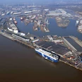 150columbuskaje3 (c) Wolfhard Scheer_Erlebnis Bremerhaven_WEB.jpg Luftaufnahme Weser, Kreuzfahrtterminal, Kaiserschleuse, Nordschleuse, Überseehäfen, Bremerhaven