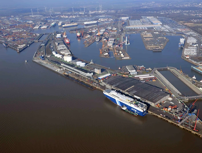 150columbuskaje3 (c) Wolfhard Scheer_Erlebnis Bremerhaven_WEB.jpg Luftaufnahme Weser, Kreuzfahrtterminal, Kaiserschleuse, Nordschleuse, Überseehäfen, Bremerhaven
