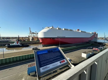 IMG_1109 (c) Mailin Knoke_Erlebnis Bremerhaven_WEB.jpg Blick vom Container-Aussichtsturm Bremerhaven auf einen Autotransporter, der in die Nordschleuse geschleppt wird