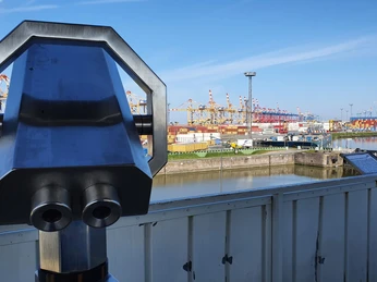Container-Aussichtsturm 20200508_101759 (c) Tanja Mehl_Erlebnis Bremerhaven_WEB.jpg Fernglas auf dem Container-Aussichtsturm mit Blick über die Nordschleuse auf die Stromkaje Bremerhavens