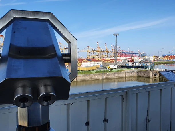 Container-Aussichtsturm 20200508_101759 (c) Tanja Mehl_Erlebnis Bremerhaven_WEB.jpg Fernglas auf dem Container-Aussichtsturm mit Blick über die Nordschleuse auf die Stromkaje Bremerhavens