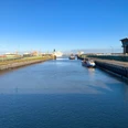 Kaiserschleuse (1) (c) Jasmin Emilia Meyer_Erlebnis Bremerhaven_WEB.jpg Blick durch die Kaiserschleuse mit einem Schlepper und einem weiteren Schiff an der Kaimauer