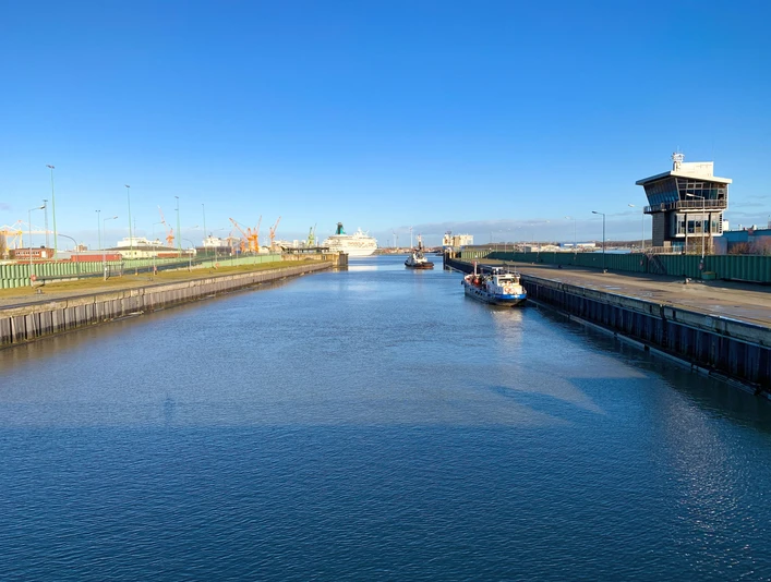 Kaiserschleuse (1) (c) Jasmin Emilia Meyer_Erlebnis Bremerhaven_WEB.jpg Blick durch die Kaiserschleuse mit einem Schlepper und einem weiteren Schiff an der Kaimauer