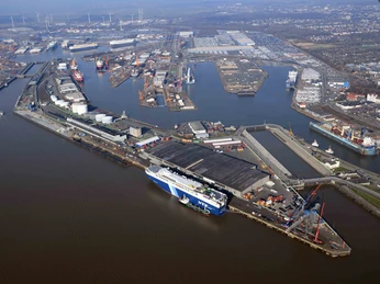150columbuskaje3 (c) Wolfhard Scheer_Erlebnis Bremerhaven.JPG Luftaufnahme mit Weser, Kreuzfahrt-Terminal, Kaiserschleuse, Nordschleuse, Überseehäfen