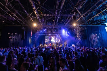 Konzertszene in der barrierefreien Stadthalle Bremerhaven mit tanzendem Publikum und Bühnenlicht.