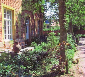 Marienfeld-Klosterladen-auf-dem-Klosterhof-Teutoburger-Wald-Stadt-Harsewinkel-Agnes-Carstens Vorderansicht des Klosterladens mit Sitzgelegenheiten.