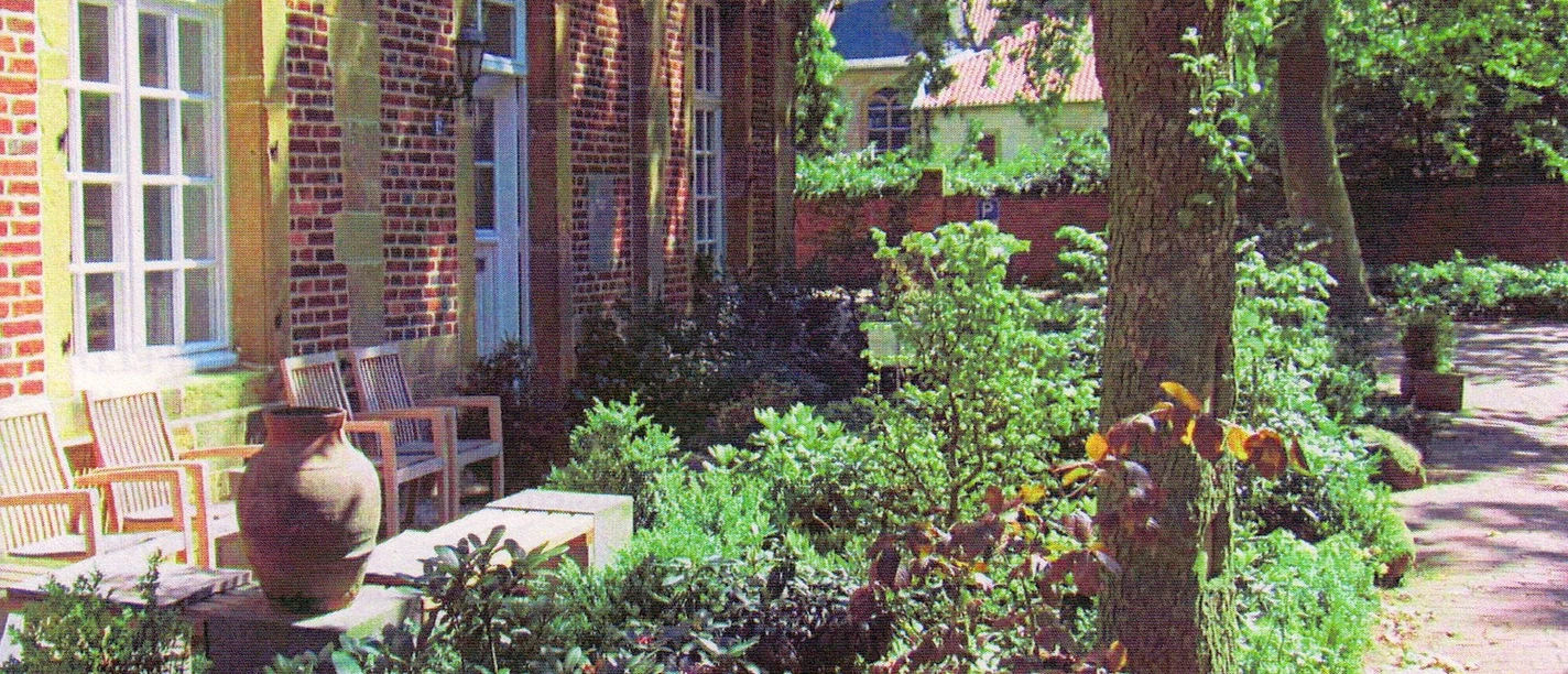 Marienfeld-Klosterladen-auf-dem-Klosterhof-Teutoburger-Wald-Stadt-Harsewinkel-Agnes-Carstens Vorderansicht des Klosterladens mit Sitzgelegenheiten.