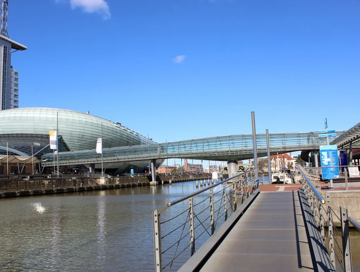 Glasbrücke, Steg, Treppe3(c)maja_herwig._WEB.jpg Glastunnelbrücke über dem Alten Hafen Bremerhaven