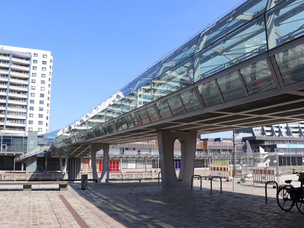 Glastunnelbrücke über dem Alten Hafen in den Havenwelten Bremerhaven