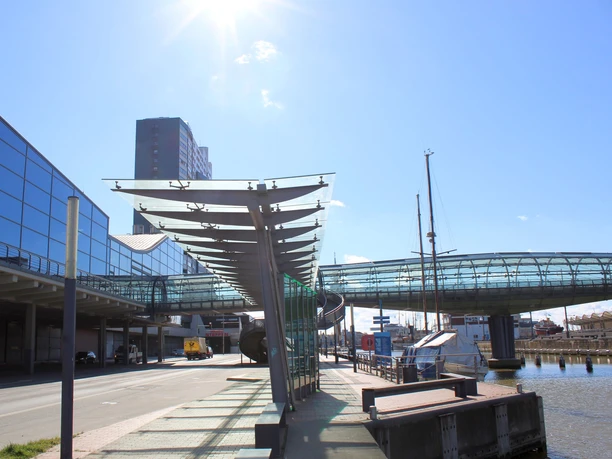 Bushaltestelle_Glasbrücke(c)maja_herwig._WEB.jpg Busterminal an der Glasdrehbrücke in den Havenwelten Bremerhaven
