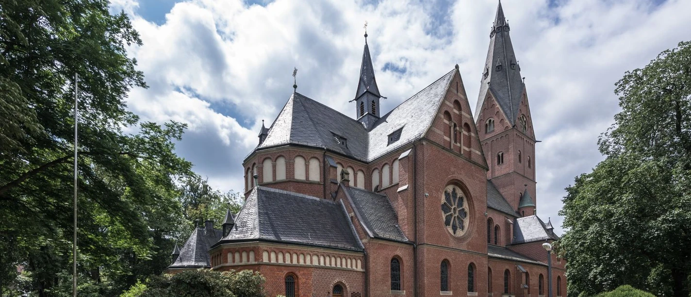 Religion und historische Kirchen in Gütersloh St.-Pankratius-Kirche in Gütersloh mit roten Backsteinmauern und hohen Türmen