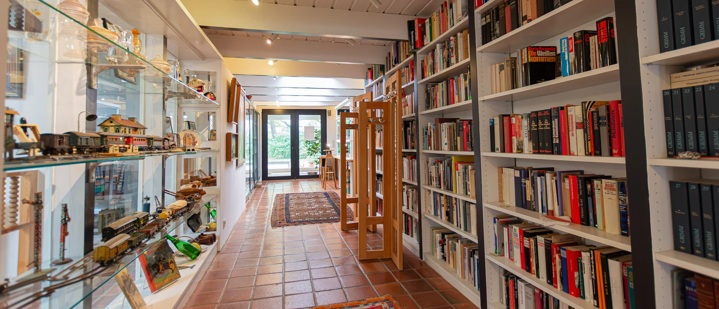 Eingangsflur mit Bücherwand im Haus Kreienhoop