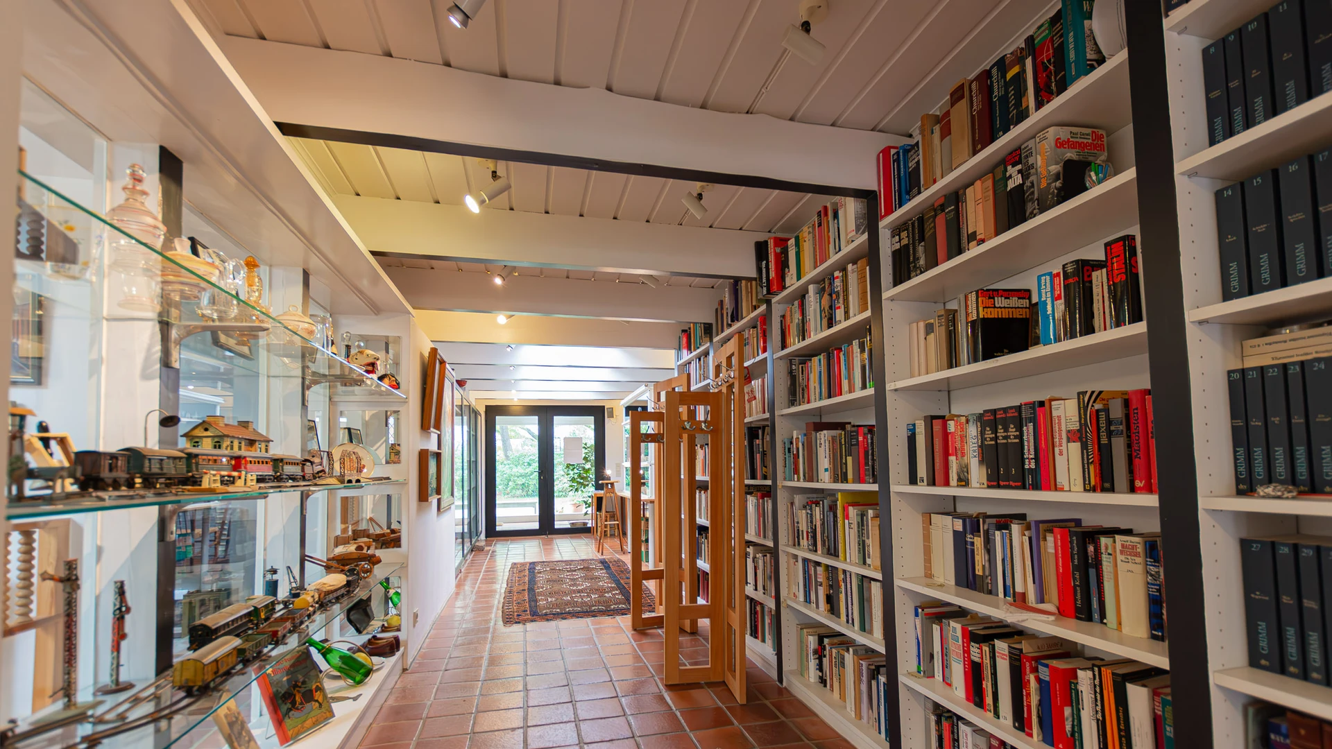 Entrance hall with bookshelf in the Kreienhoop House